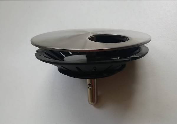 Tapón inoxidable Space con cestillo de silicona con orificio para desagües manuales, Accesorios y complementos