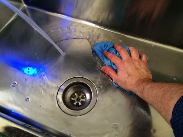 Al termine del trattamento sciacquare con abbondante acqua per eliminare tutti i residui di crema utilizzata.