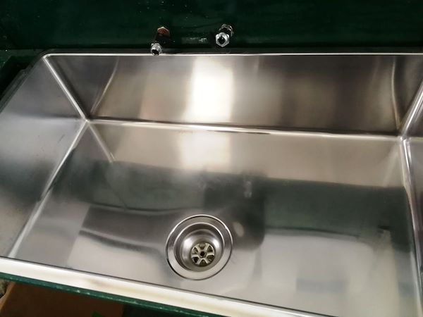 After rinsing, dry the surface. Remember that for more stubborn residues it is necessary to repeat the treatment several times.