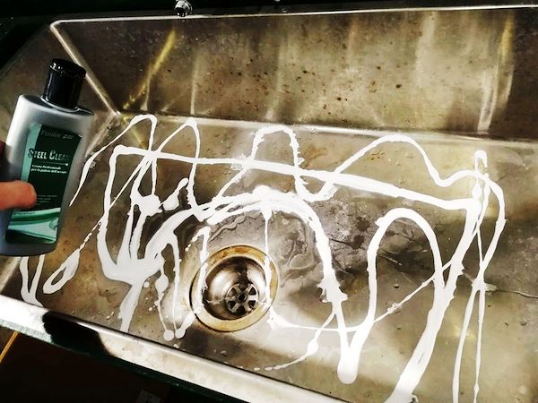 Versare un buona quantità di crema sull’acciaio (in base alla superficie da trattare)