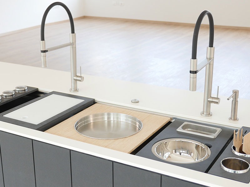 Gli accessori per il lavello della cucina che ti fanno risparmiare spazio e  tempo - CasaFacile