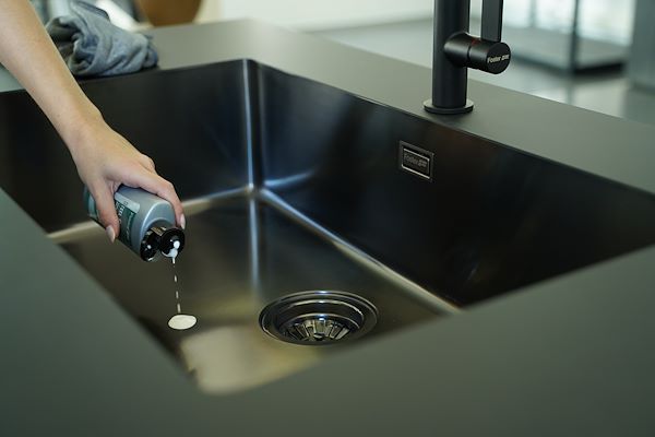 Le potenzialità della crema garantiscono l’eliminazione dei residui che danneggiano la superficie,permettendo la rigenerazione dello strato protettivo dell’acciaio.