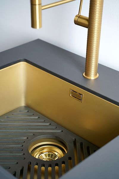 Vasca gold fumé con miscelatore gold satinato
