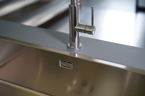 Vasca satinata con miscelatore cromato