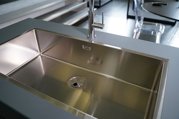 Vasca satinata con miscelatore cromato