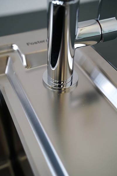 Lavello satinato con miscelatore cromato