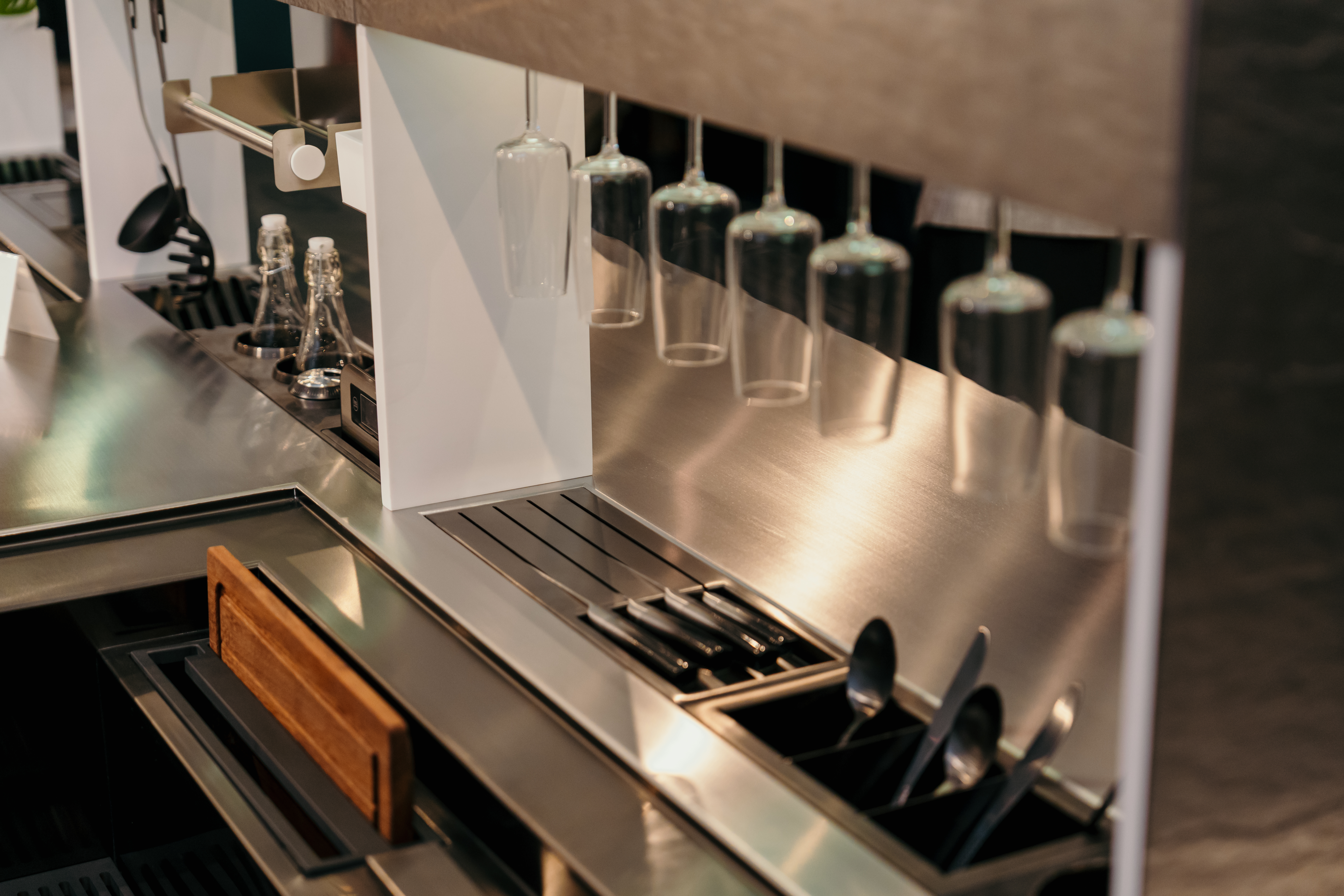 Integrated accessories and versatility.