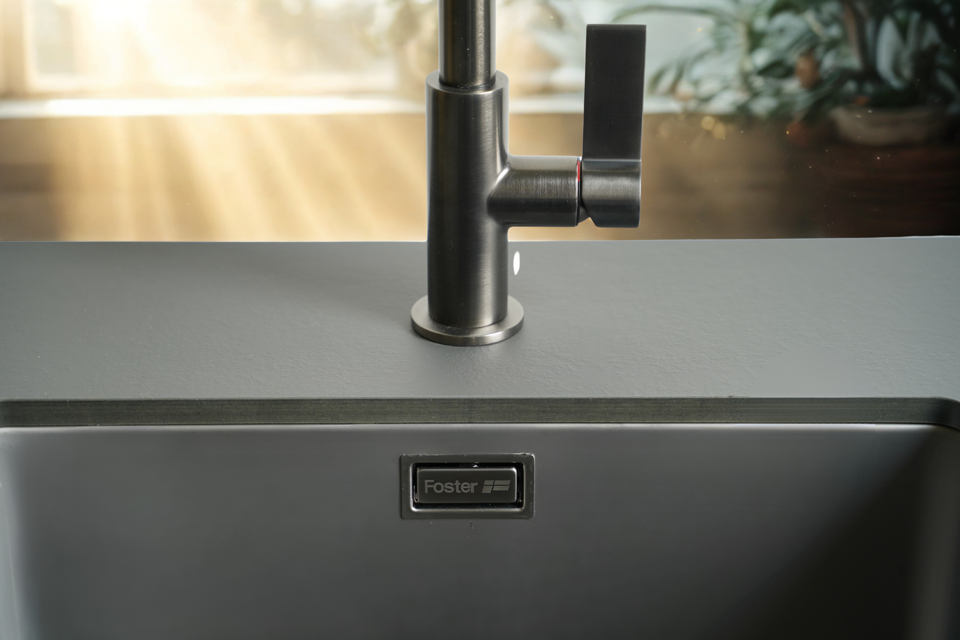 Vasca con finitura gun metal fumé e miscelatore gun metal satinato