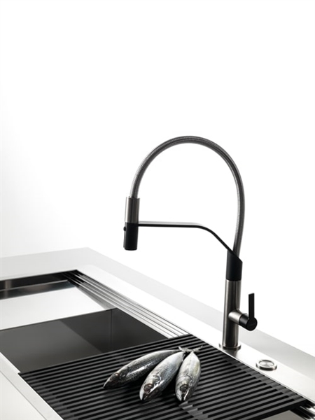 Milanello Workstation: chameleonic design