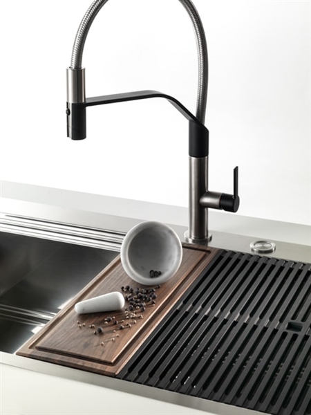 Milanello Workstation: chameleonic design