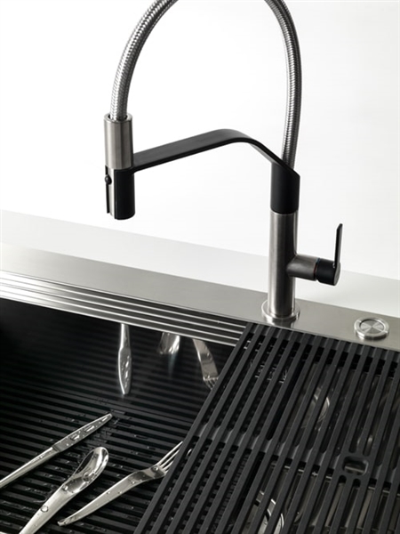 Milanello Workstation: chameleonic design