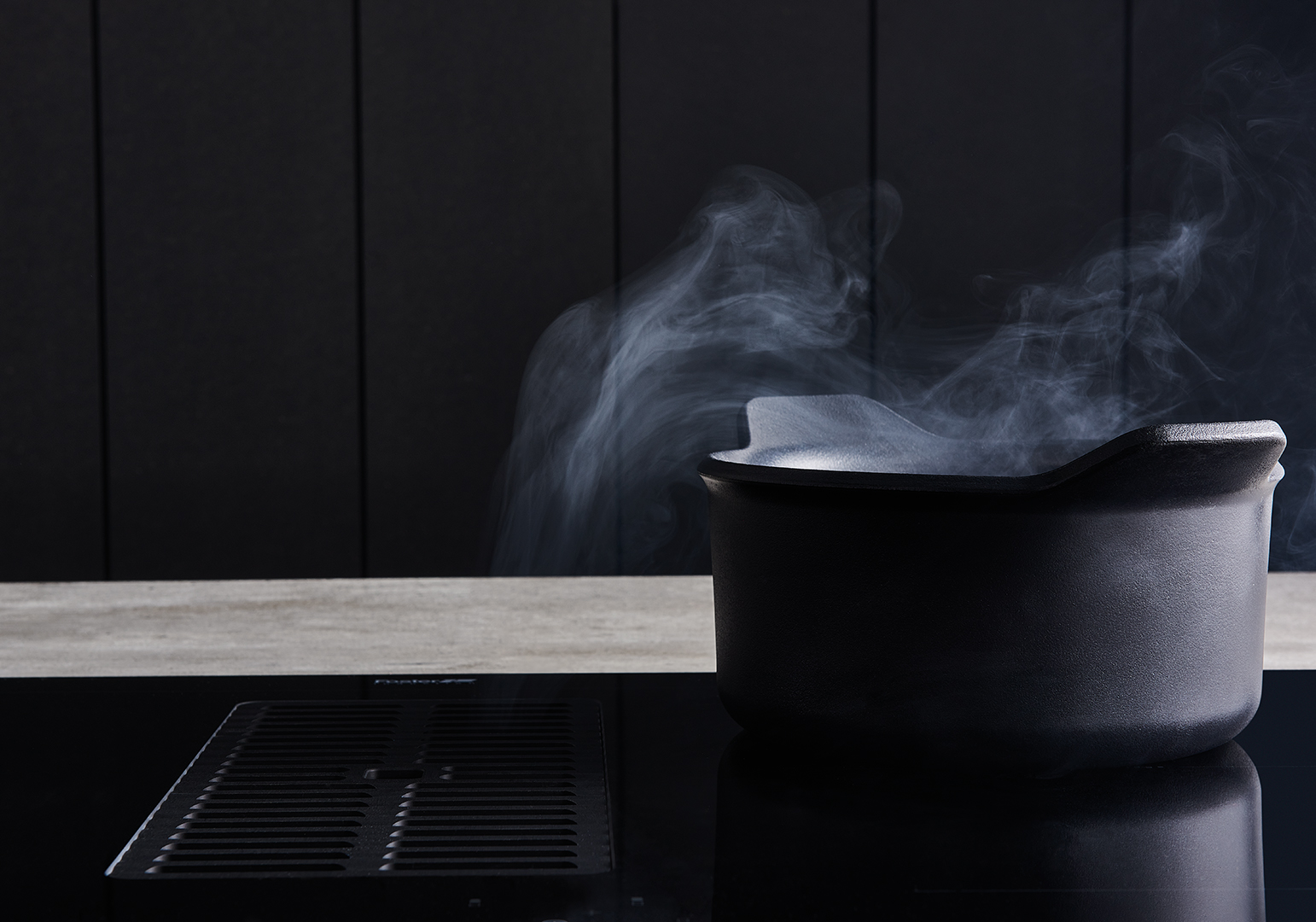 Induction hob with extractor hood